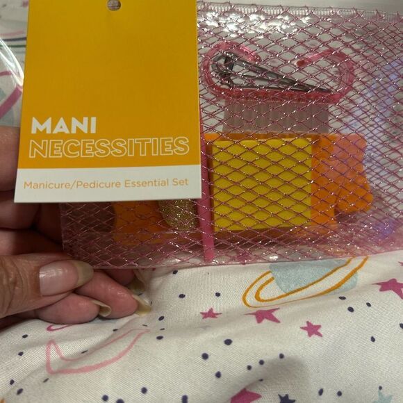 NWT  Nail CareSet - Picture 5 of 11